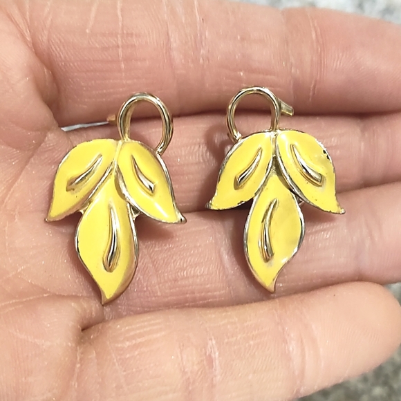CORO EARLY 70s VINTAGE GOLD-TONE YELLOW THREE LEAF DROP CLIP-ON 1.3" EARRINGS - Picture 3 of 8